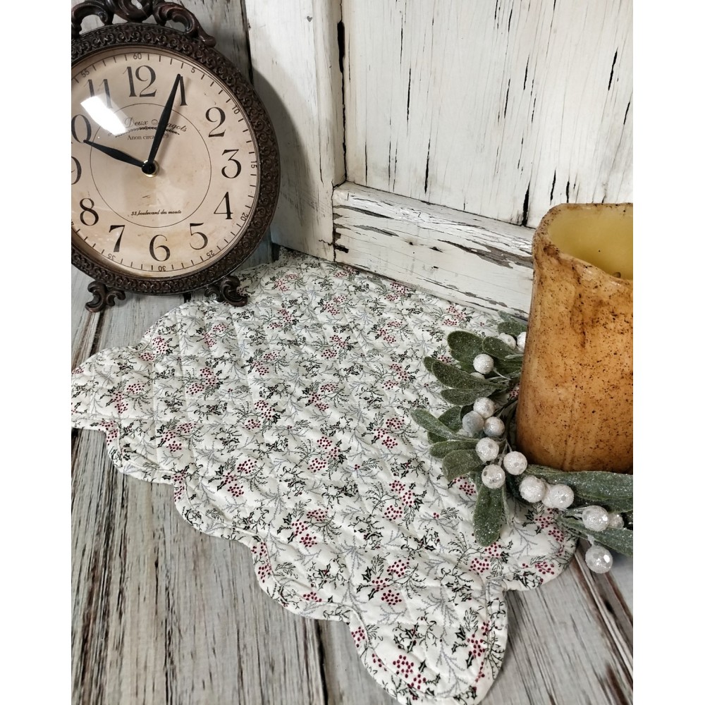 Cottage Farmhouse Christmas Quilted Scalloped Holly Table Runner